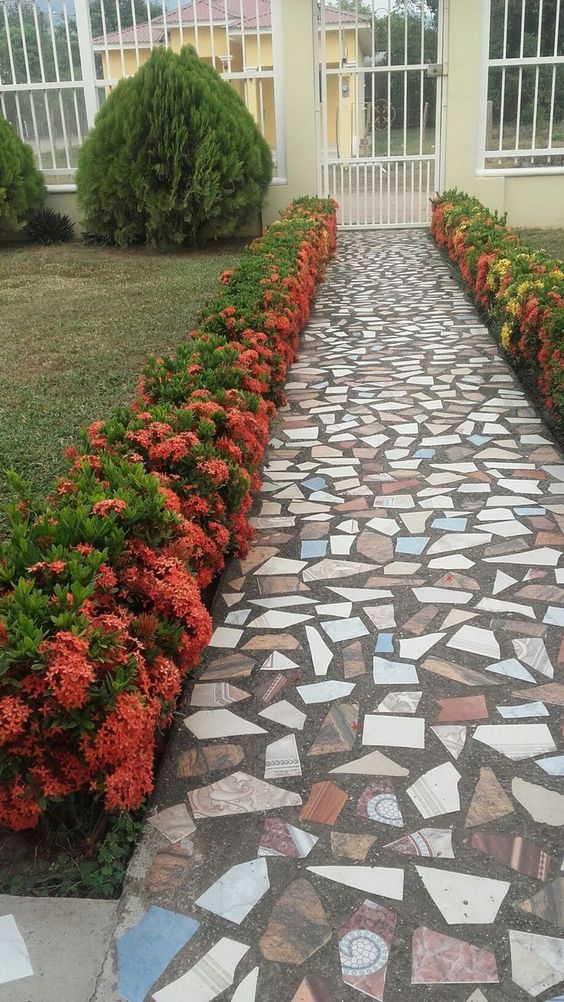 jardim com caminho de cacos de ceramica