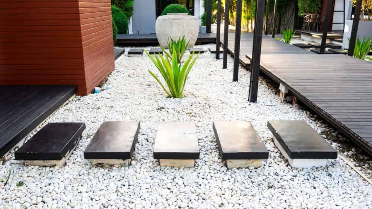 jardim moderno com pedras brancas